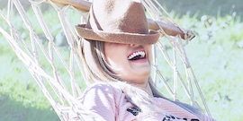 Vrouw in hangmat geniet van de natuur en stilte