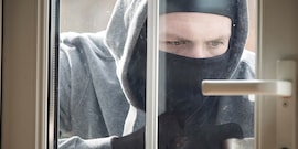 Inbreker met koevoet