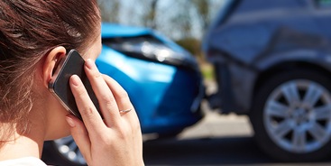 Vrouw belt autoschade