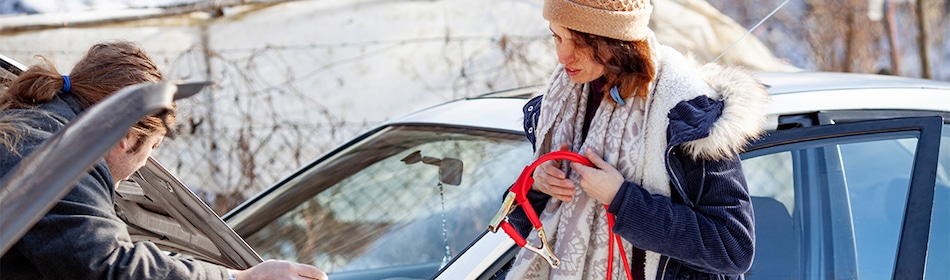 vrouw startkabels bij auto