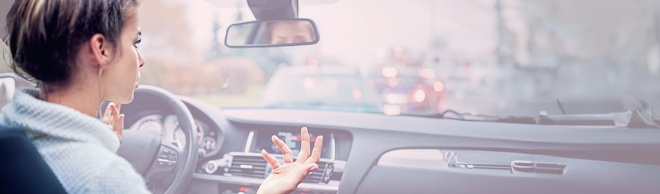 Vrouw in een auto in de file