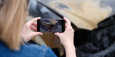 vrouw kijkt video in de auto