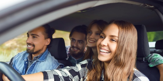 vrienden in auto