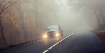 weg met auto en mist