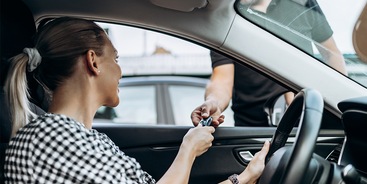 vrouw krijgt sleutel van auto