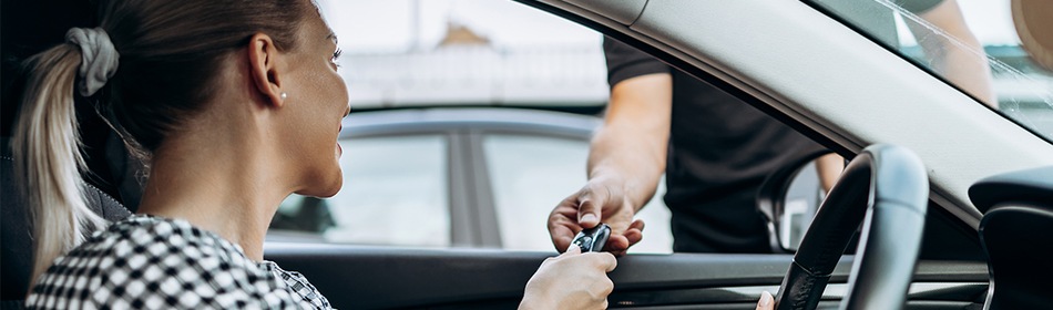 vrouw krijgt sleutel van auto