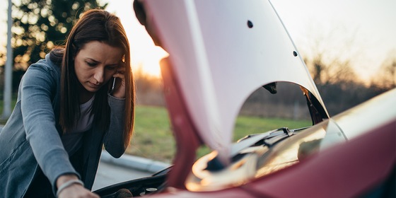 Vrouw pech op vakantie motorkap