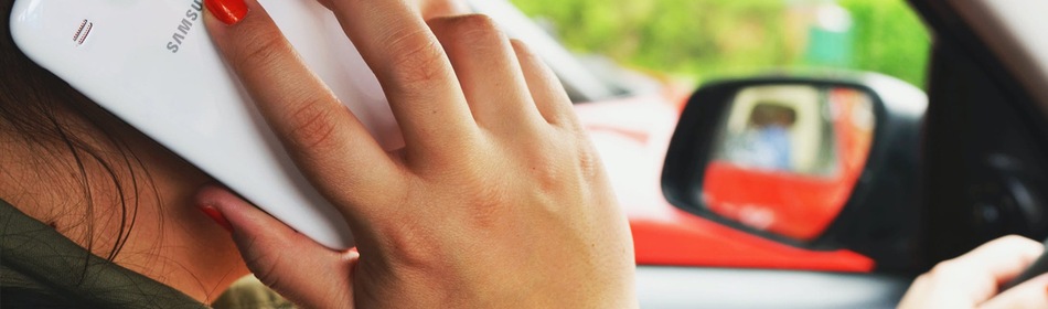 Met mobiele telefoon bellen in de auto