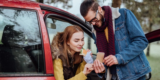 Man en vrouw smartphone auto