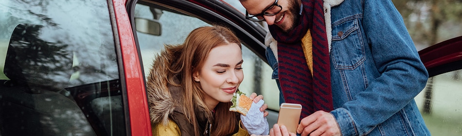 Man en vrouw smartphone auto