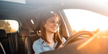 Jonge vrouw in auto