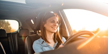 Jonge vrouw in auto