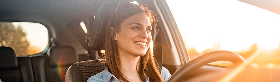 Jonge vrouw in auto