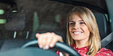 vrouw achter stuur auto