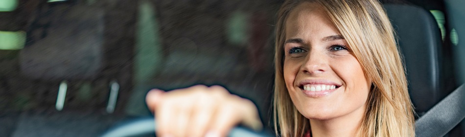 vrouw achter stuur auto