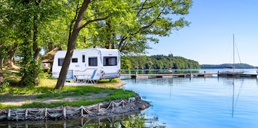 Caravan aan het meer