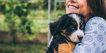 Hond in armen vrouw