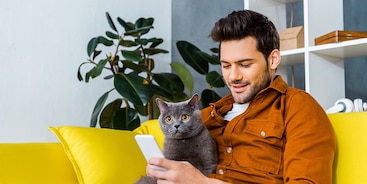 Man met kat en smartphone