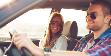 Man en vrouw in de auto