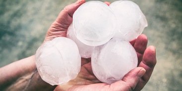 Grote hagelstenen in een hand