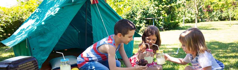 Kinderen aan het kamperen in de tuin