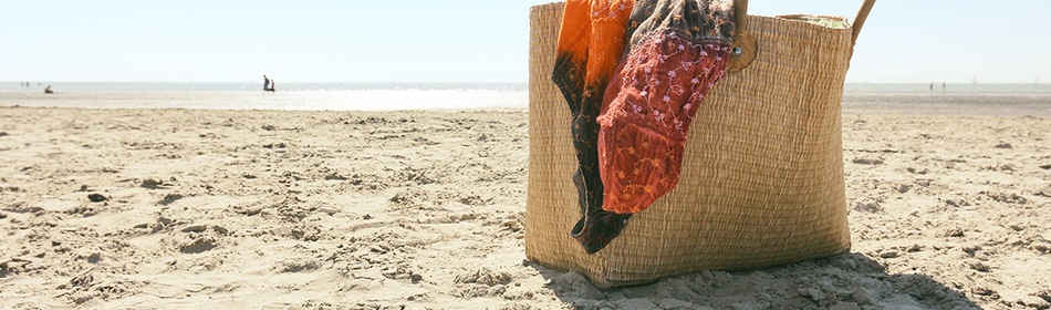 Rieten tas op het strand