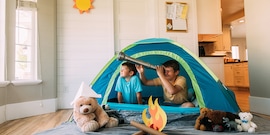 kinderen in tent woonkamer