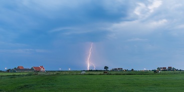 Blikseminslag op een grasveld