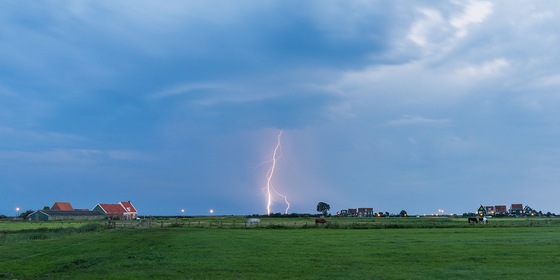 Blikseminslag op een grasveld