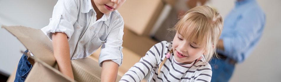 Twee kinderen pakken verhuisdoos uit