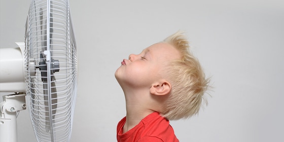 Jongetje voor een ventilator