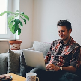 Man met laptop - Soms roept een rekening vragen op