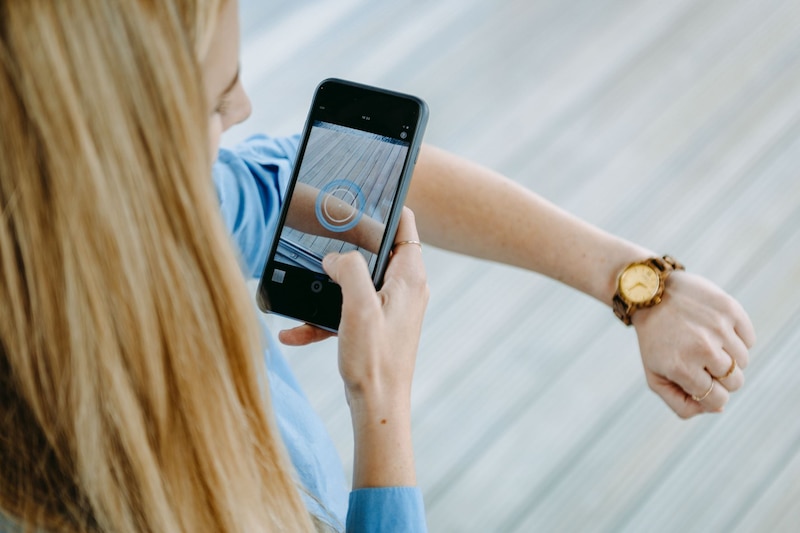 Vrouw fotografeert huidplekje