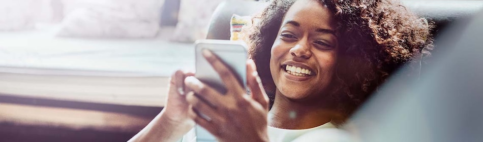 vrouw met telefoon mobiel